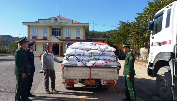 Lực lượng an ninh kiểm tra hàng hóa tại cửa khẩu Quốc tế Tây Trang