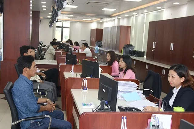 Cá nhân, tổ chức đến giải quyết thủ tục hành chính tại Trung tâm hành chính công Quảng Nam. Ảnh VP.