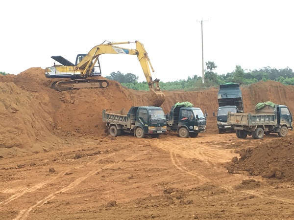 Hoạt động khai thác đất trái phép tại đồi Công Đoan của Công ty Lam Sơn – Sao Vàng vẫn diễn ra một cách vô tư
