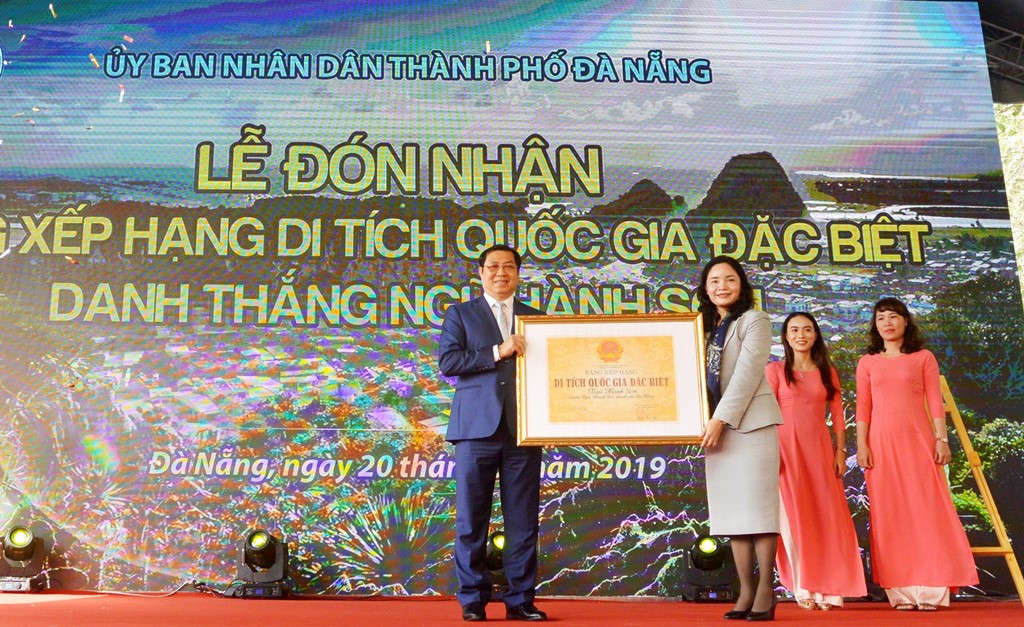 Đại diện Bộ VH-TT&DL trao Bằng xếp hạng di tích quốc gia đặc biệt Danh thắng Ngũ Hành Sơn cho Đà Nẵng
