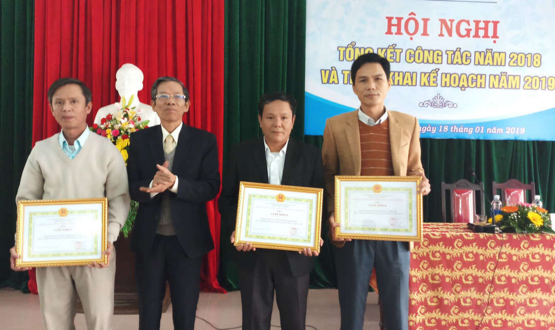 Khen thưởng cho các cá nhân, tập thể xuất sắc trong ngành TNMT Thừa Thiên Huế năm 2018