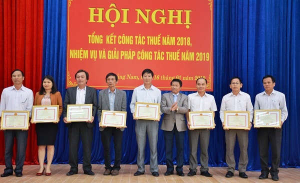 Trao Bằng khen của Bộ trưởng Bộ Tài chính cho các đơn vị, cá nhân ngành thuế Quảng Nam có thành tích xuất sắc trong công tác thuế năm 2018. Ảnh: Cục Thuế QN