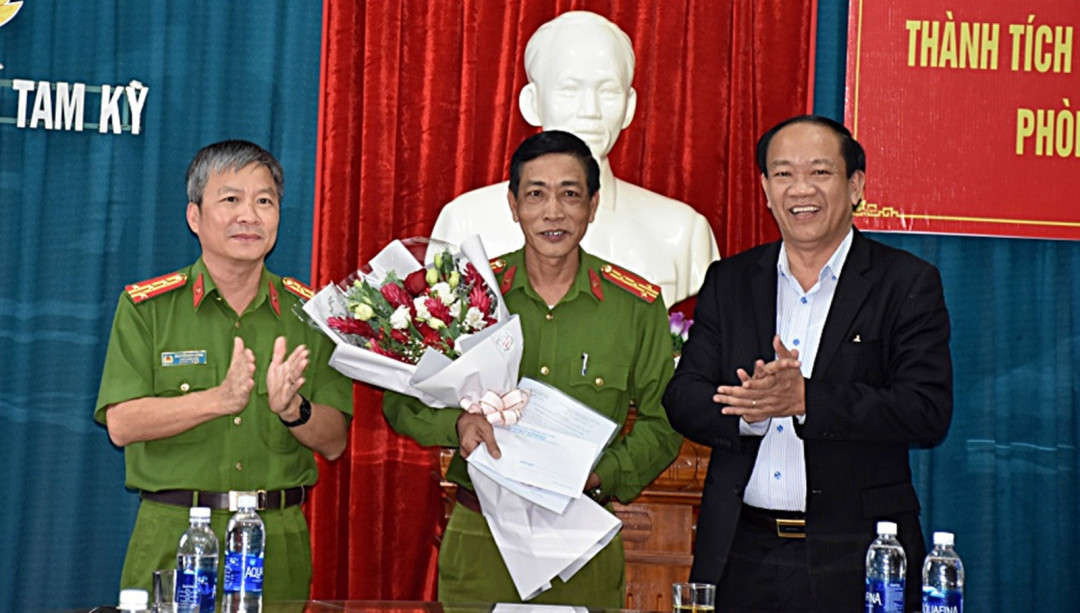 Ông Đinh Văn Thu- Chủ tịch UBND tỉnh Quảng Nam tặng hoa, trao thưởng 20 triệu đồng cho Công an TP. Tam Kỳ vì có thành tích xuất sắc trong đợt cao điểm tấn công, trấn áp tội phạm bảo đảm ANTT Tết Nguyên đán Kỷ Hợi 2019