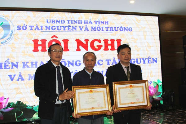 Thừa ủy quyền, ông Đặng Ngọc Sơn PCT UBND tỉnh Hà Tĩnh trao Bằng khen của Thủ tướng Chính phủ cho các cá nhân có thành tích xuất sắc trong thực hiện nhiệm vụ TN&MT trong những năm qua