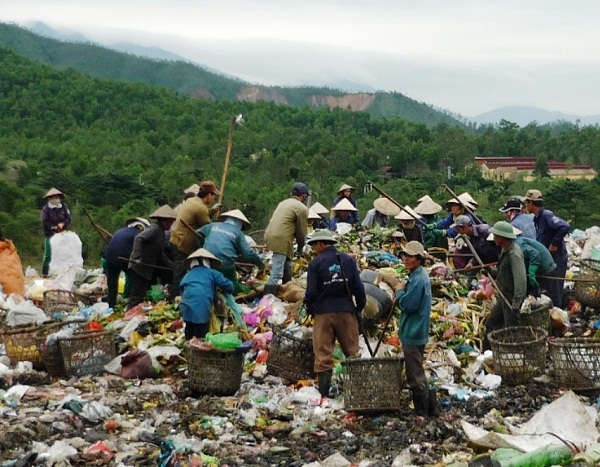 Tăng cường phun chế phẩm khử mùi, phủ đất tại bãi rác Khánh Sơn, không để phát sinh ô nhiễm ảnh hưởng đến khu dân sinh