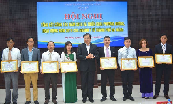 Chủ tịch UBND TP Đà Nẵng trao Bằng khen tặng các tập thể, cá nhân tham gia cứu chữa cho các nạn nhân