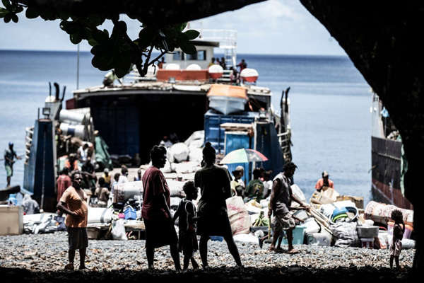 Tàu chở người dân Ambae trở về đảo núi lửa. Tàu chở hơn 200 người sơ tán, cùng với các vật liệu xây dựng, nước và thực phẩm