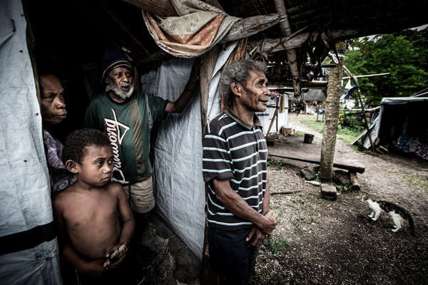 Người sơ tán Ambae sống trong một ngôi nhà tạm ở làng Kaiwo, Bắc Maewo, Vanautu. Các khu làng nhỏ, phủ bạt đã mọc lên trên khắp hòn đảo Maewo mỏng và dài