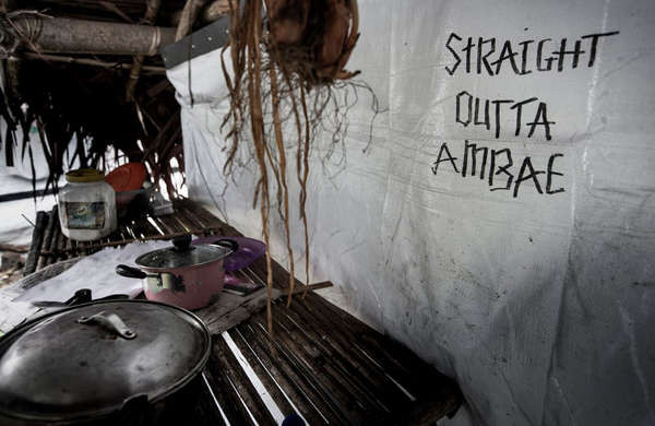 Các chữ “Straight outta Ambae” được viết bên cạnh một ngôi nhà tạm ở làng Naone, Bắc Maewo, Vanautu. Nơi trú ẩn được làm từ hỗn hợp các vật liệu truyền thống và được tài trợ