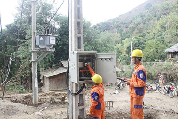 Công nhân Điện lực Sơn La đóng điện TBA Má Nọi, bản Chim Hạ, xã Chim Vàn, huyện Bắc Yên
