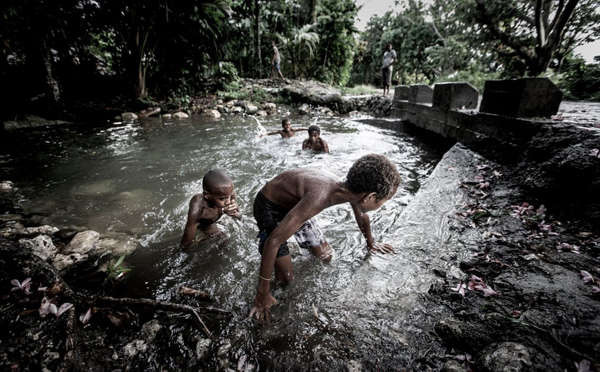 Trẻ em chơi ở sông gần làng Narovorovo Maewo, Vanautu