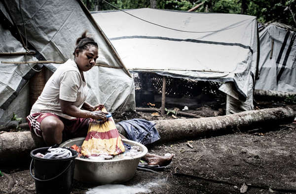 Một phụ nữ người Ambae giặt quần áo tại làng Naone, Bắc Maewo, Vanautu cho biết: “Cuộc sống của chúng tôi sẽ còn xáo trộn cho đến khi có thể an toàn trở về nhà”