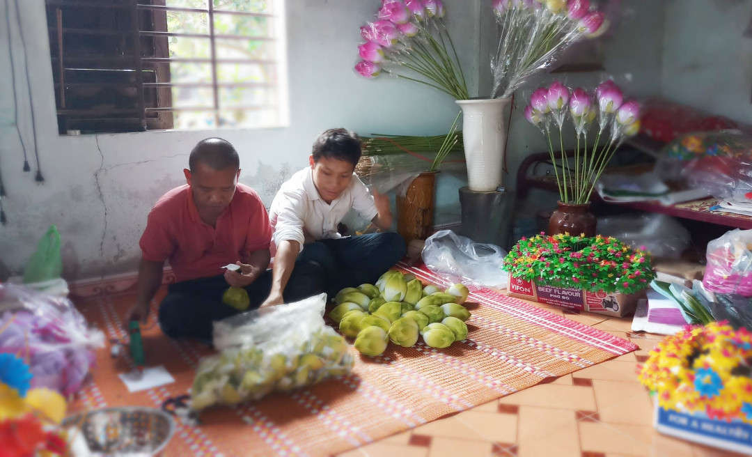 Những lúc cao điểm không có người làm, các gia đình làm hoa ở Thanh Tiên phải nhờ hàng xóm sang làm giúp cho kịp hoa để bán Tết. Nhiều người biết làm hoa trong làng đến các hộ chuyên sản xuất hoa giấy để kiếm thêm thu nhập...