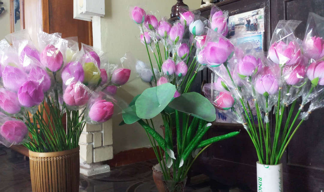 Hoa giấy khoe sắc, tô điểm thêm cho mùa xuân, trên bàn thờ ngày Tết của người dân Huế luôn có những cây hoa giấy với nhiều màu sắc