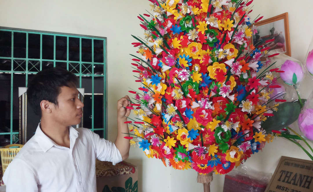 Có những thời điểm nghề làm hoa giấy ở Thanh Tiên tưởng chừng như mai một, nhưng sau những nỗ lực giữ nghề của dân địa phương và việc tổ chức các lễ hội nhằm tôn vinh các nghề truyền thống ở Huế đã mang đến ngọn gió hồi sinh cho làng nghề hoa giấy Thanh Tiên