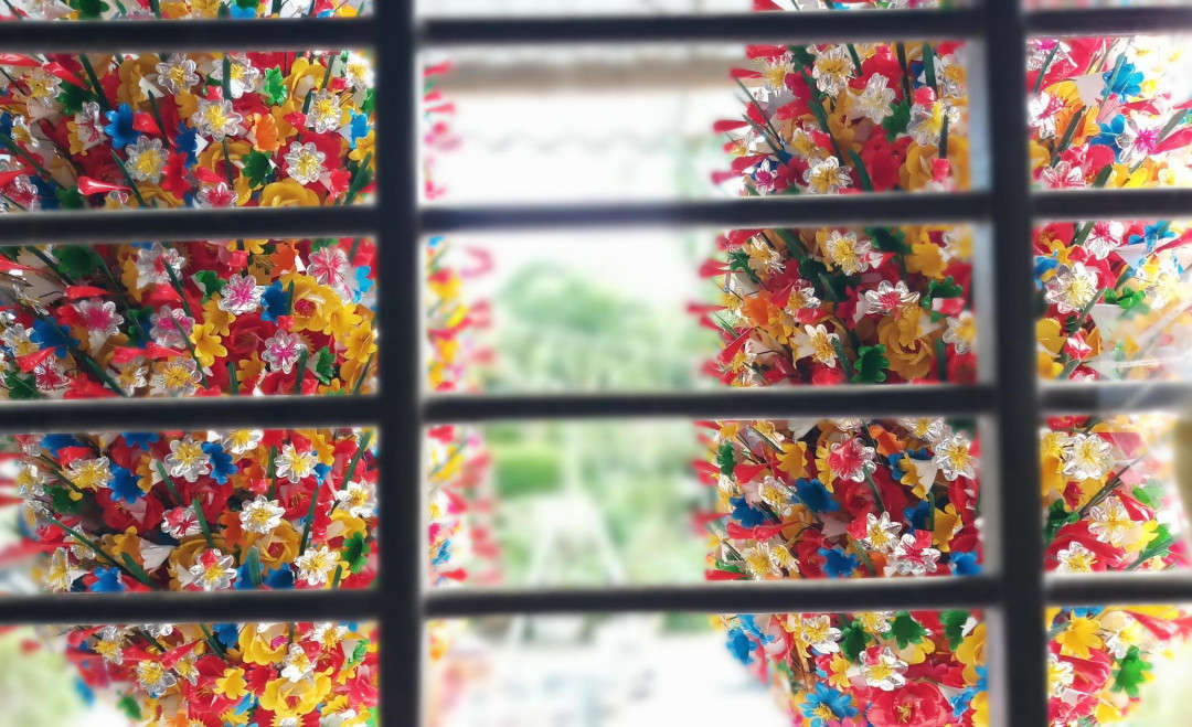 Đến hẹn lại lên, vào những tháng cuối năm âm lịch này, từ đầu đến cuối làng Thanh Tiên đâu đâu cũng xuất hiện màu sắc rực rỡ của những cánh hoa giấy