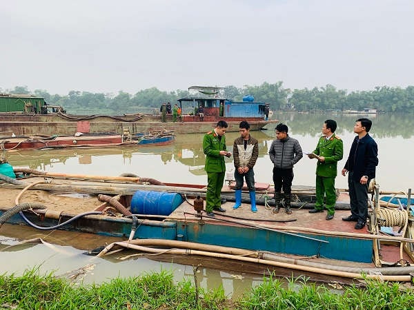 Lực lượng Công an lập biên bản tạm giữ 2 tàu hút cát trái phép 