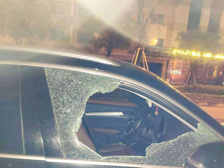 Kẻ xấu đã đập vỡ cửa kính chiếc ô tô