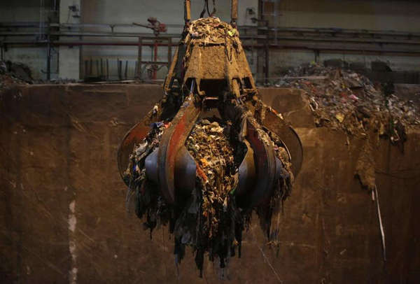 Cẩu cạp xúc rác thải nhà bếp tại một nhà máy đốt rác ở ngoại ô Bắc Kinh, Trung Quốc vào ngày 30/3/2017. Ảnh: Reuters / Jason Lee