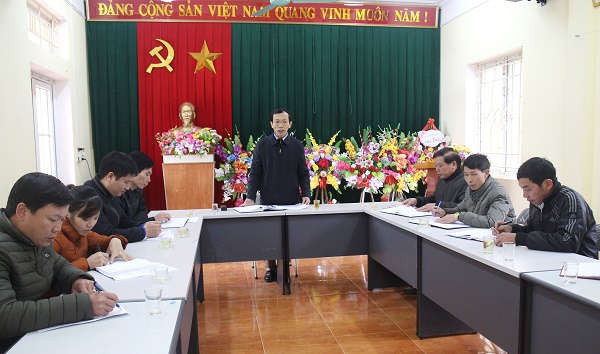 Ông Hà Mạnh Cường – Phó Giám đốc Sở TN&MT tỉnh Yên Bái làm việc với lãnh đạo UBND xã Suối Quyền về tình hình phát triển kinh tế - xã hội trên địa bàn