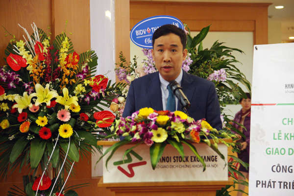 Ông Hoàng Mạnh Tân, Phó Chủ tịch HĐQT kiêm Giám đốc Công ty Cổ phần Phát triển Năng lượng Sơn Hà phát biểu tại buổi lễ