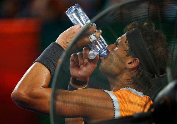 Giải quần vợt Úc mở rộng tại Công viên Melbourne ở Melbourne, Úc vào ngày 24/1/2019. Rafael Nadal, vận động viên của Tây Ban Nha uống nước trong trận đấu với Stefanos Tsitsipas đến từ Hy Lạp. Ảnh: Reuters / Edgar Su