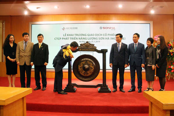 Ông Lê Vĩnh Sơn, Chủ tịch HĐQT, Công ty Cổ phần Phát triển năng lượng Sơn Hà đại diện các vị lãnh đạo đánh cồng khai trương phiên giao dịch