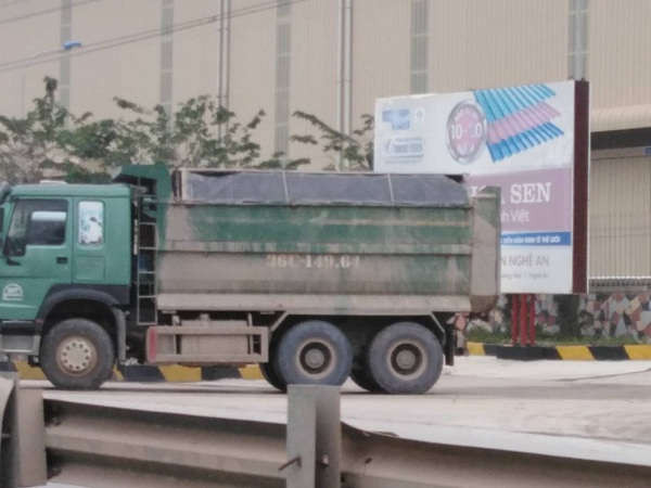 Xe tải vào ra Nhà máy Tôn Hoa Sen để lấy đất thải