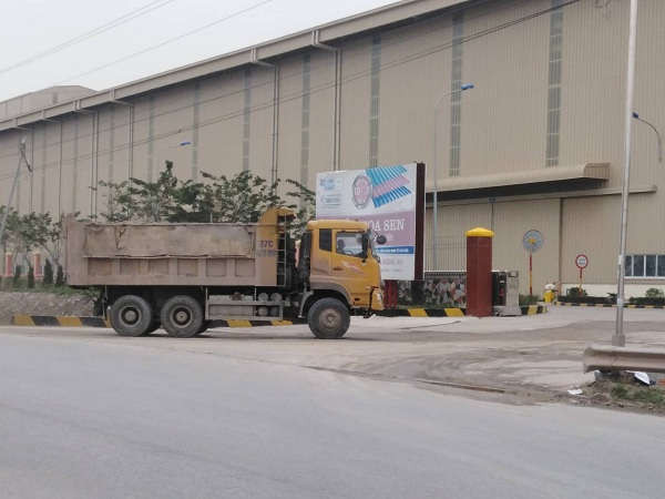 Xe tải vào ra Nhà máy Tôn Hoa Sen để lấy đất thải