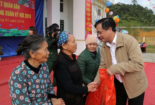 Lãnh đạo tỉnh Lào Cai tặng quà cho các hộ nghèo và các gia đình chính sách.