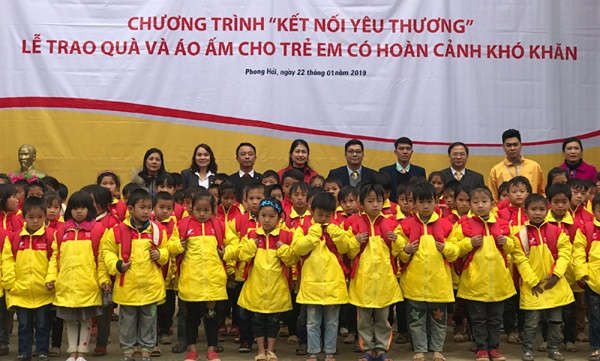 Hơn 51.000 suất quà trị giá 18,3 tỷ đồng đã được trao tận tay cho các hộ nghèo và gia đình chính sách tại tỉnh Lào Cai.