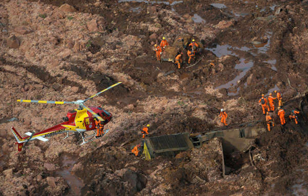 Đội cứu hộ làm việc trong một đập chất thải thuộc sở hữu của công ty khai thác mỏ Brazil SA bị vỡ tại Brumadinho, Brazil vào ngày 25/1/2019. Ảnh: Reuters / Washington Alves