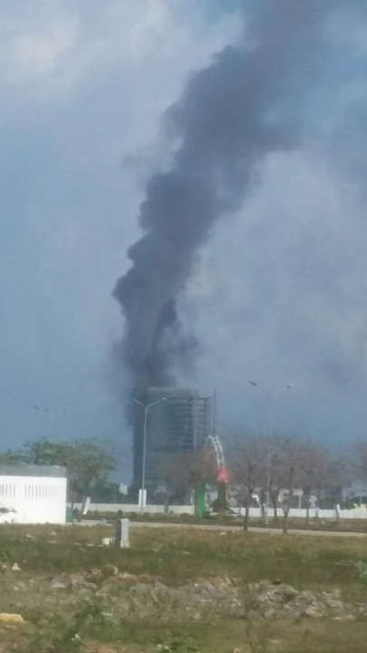 Tòa nhà 18 tầng của Công ty CP Trung Nam bị bốc cháy khi đang thi công