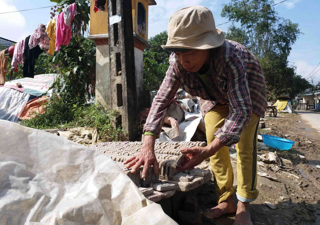 Mỗi ngày, các gia đình tại làng Địa Linh cho ra lò khoảng 1.000 tượng ông Táo. Các tượng ông Táo không chỉ cung ứng cho thị trường Thừa Thiên Huế mà còn vào cả các tỉnh trong phía Nam... 