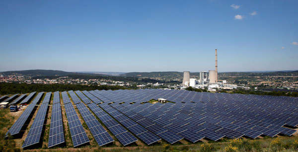 Toàn cảnh các tấm pin mặt trời sản xuất năng lượng tái tạo tại công viên quang điện Urbasolar ở Gardanne, Pháp vào ngày 25/6/2018