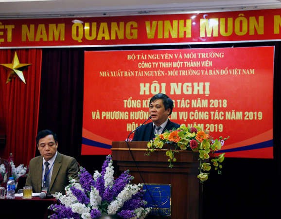 Ông Kim Quang Minh – Chủ tịch, Tổng Giám đốc Nhà xuất bản Tài nguyên – Môi trường và Bản đồ Việt Nam báo cáo tổng kết công tác năm 2018