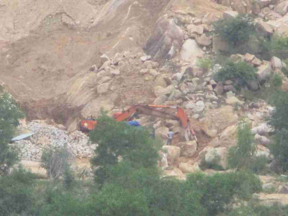 Công ty CP Đá Granite Phú Minh Trọng và Công ty TNHH Tân Phước liên kết khai thác đá trái phép tại phía Đông núi Hòn Chà
