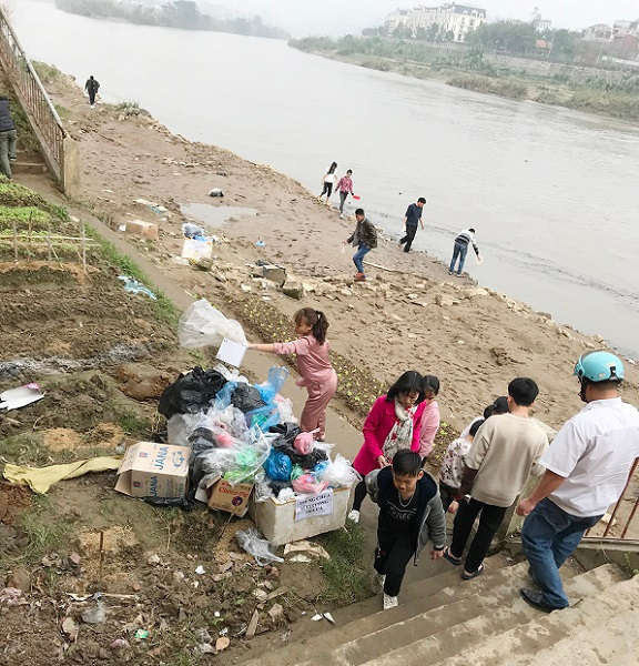 Không vứt túi nilon bừa bãi để bảo vệ môi trường được người dân thành phố Lào Cai thực hiện nghiêm túc.
