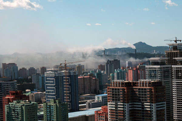 Khói bốc lên từ một ống khói ở trung tâm thành phố Bình Nhưỡng, Triều Tiên vào ngày 7/9/2018. Ảnh: Reuters / Josh Smith