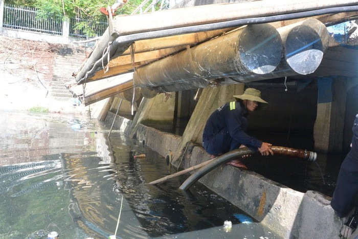 Công nhân Công ty Thoát nước và Xử lý nước thải Đà Nẵng tiến hành xử lý mùi hôi tại kênh hở