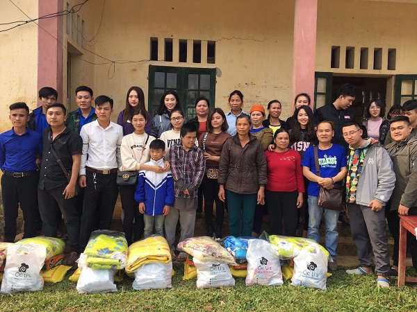40 suất quà được trao tặng đến các hộ gia đình có hoàn cảnh khó khăn tại xã Lập Thạch