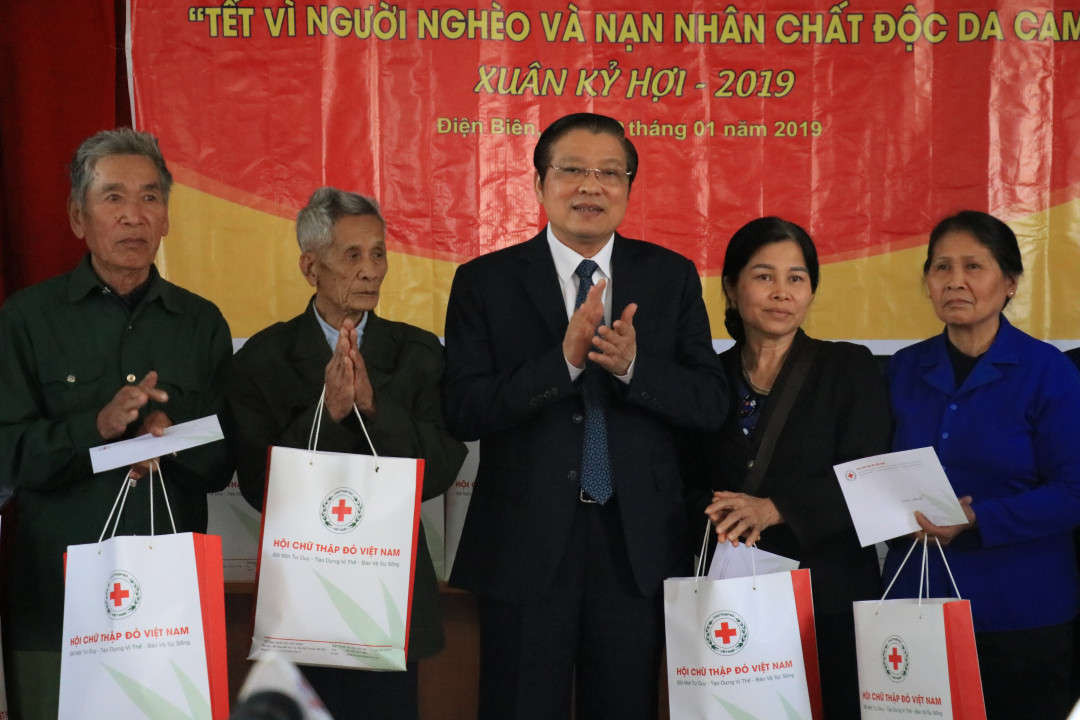 Đoàn công tác thăm, chúc tết 100 hộ dân tại xã Pom Lót, huyện Điện Biên
