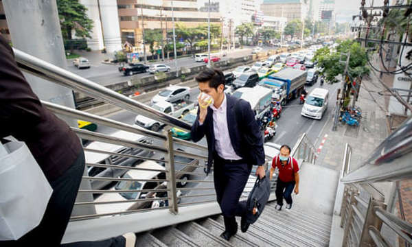 Mọi người đeo khẩu trang khi ô nhiễm không khí nặng nề tiếp tục ảnh hưởng đến Bangkok. Ảnh: Diego Azubel / EPA