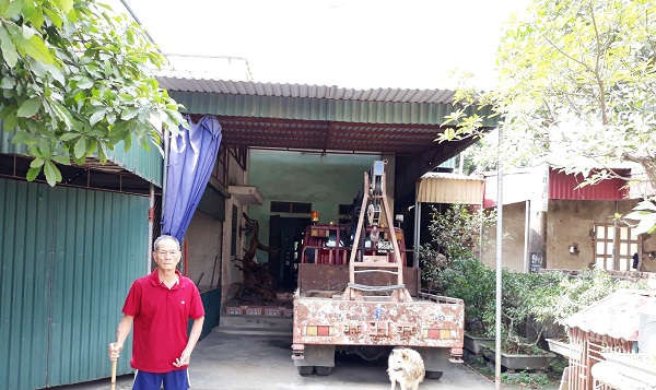 Ông Mai Song Quang nghẹn ngào không ngăn được dòng nước mắt trước nguy cơ bị cướp mất ngôi nhà duy nhất của hai vợ chồng già.