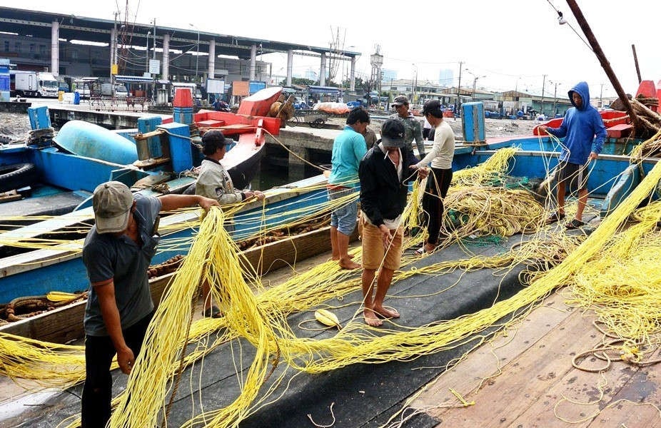 Ngư dân chuẩn bị ra khơi. Ảnh: Lan Anh