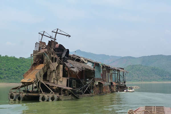 Đoàn kiểm tra liên ngành huyện Mai Sơn, Bắc Yên kiểm tra các tàu hút cát trái phép trên sông Đà khu vực giáp ranh 2 huyện.