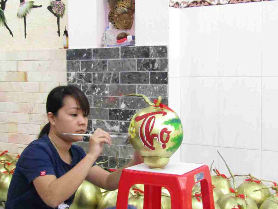 Nghệ nhân Nguyễn Hồ Vũ Hồng Hà miệt mài nét bút vẽ, trang trí thư pháp trên dừa 