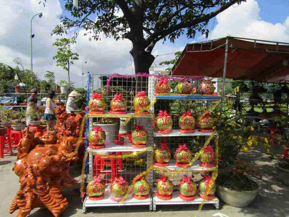 Dừa thư pháp đang được bày bán tại khu vực trung tâm bán hoa Tết đường Nguyễn Tất Thành, thành phố Quy Nhơn