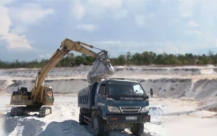 Công ty cổ phần Kỹ nghệ khoáng sản Quảng Nam đã khai thác trên diện tích hơn 60 ha đã hàng chục năm nay và xuất khẩu hàng triệu tấn cát trắng thành phẩm. Ảnh: M.Khương