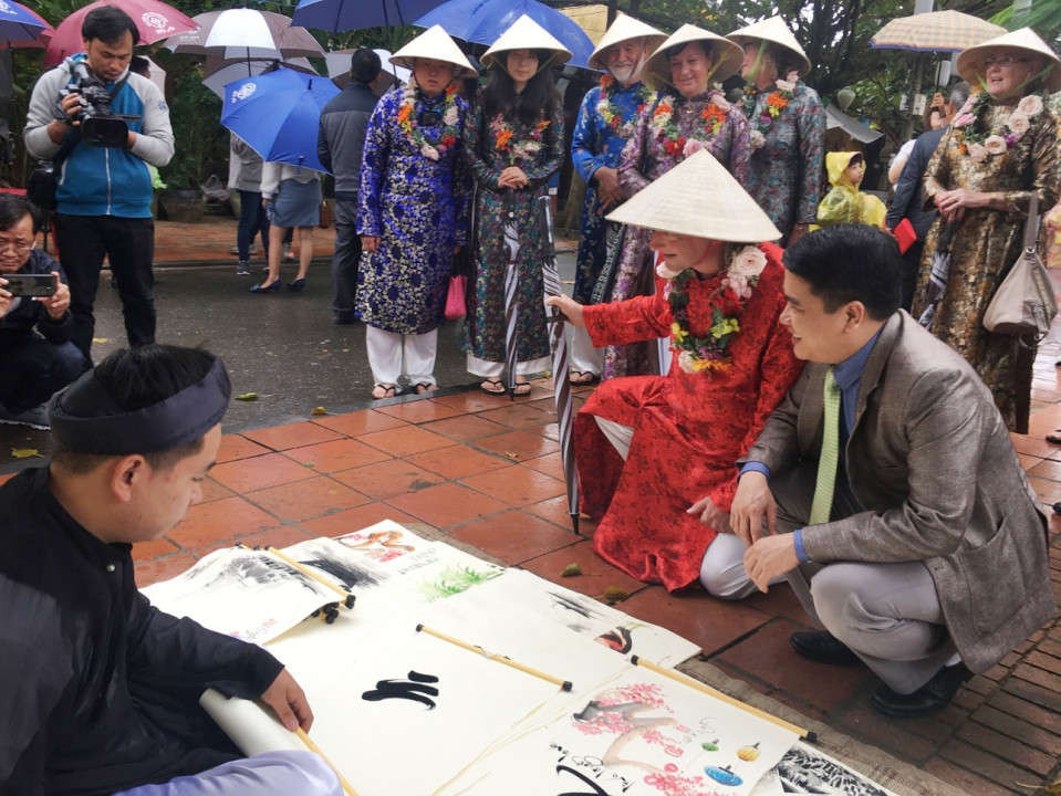Du khách quốc tế thích thú với các hoạt động văn hoá truyền thống Việt Nam